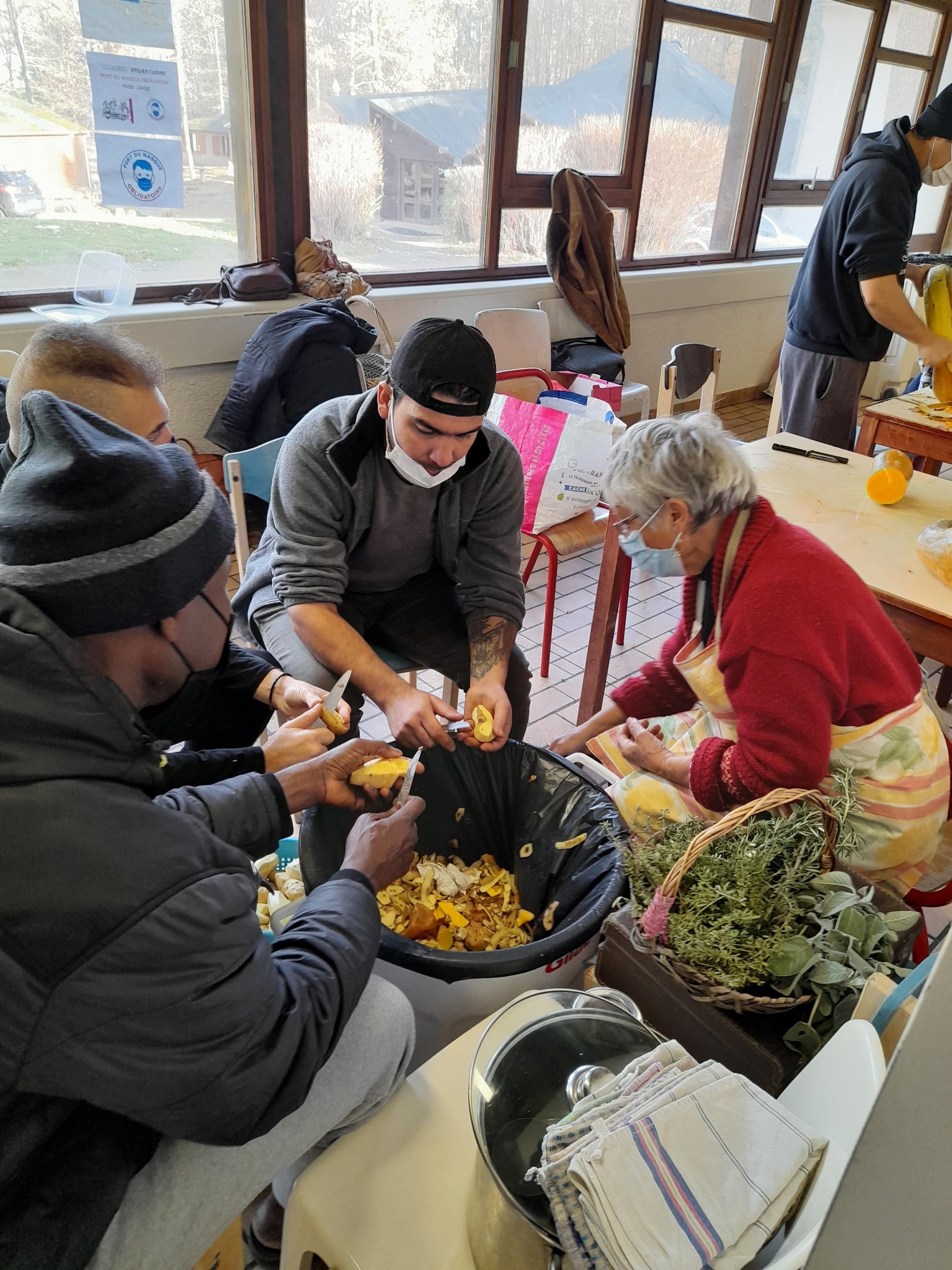 résidents et Paule epluchant pomme de terre