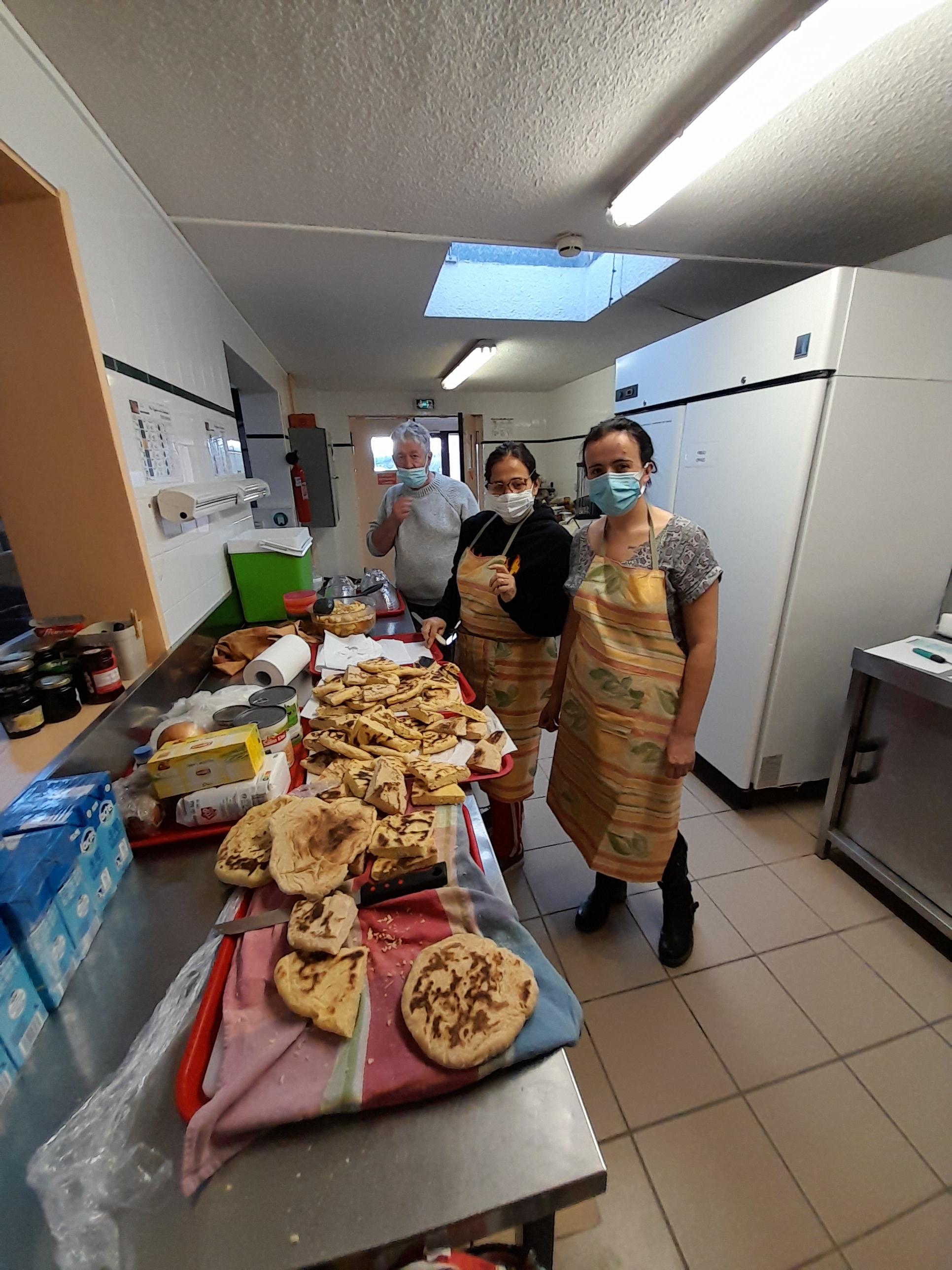 renata sabrine et philippe ss masque decoupe du pain.