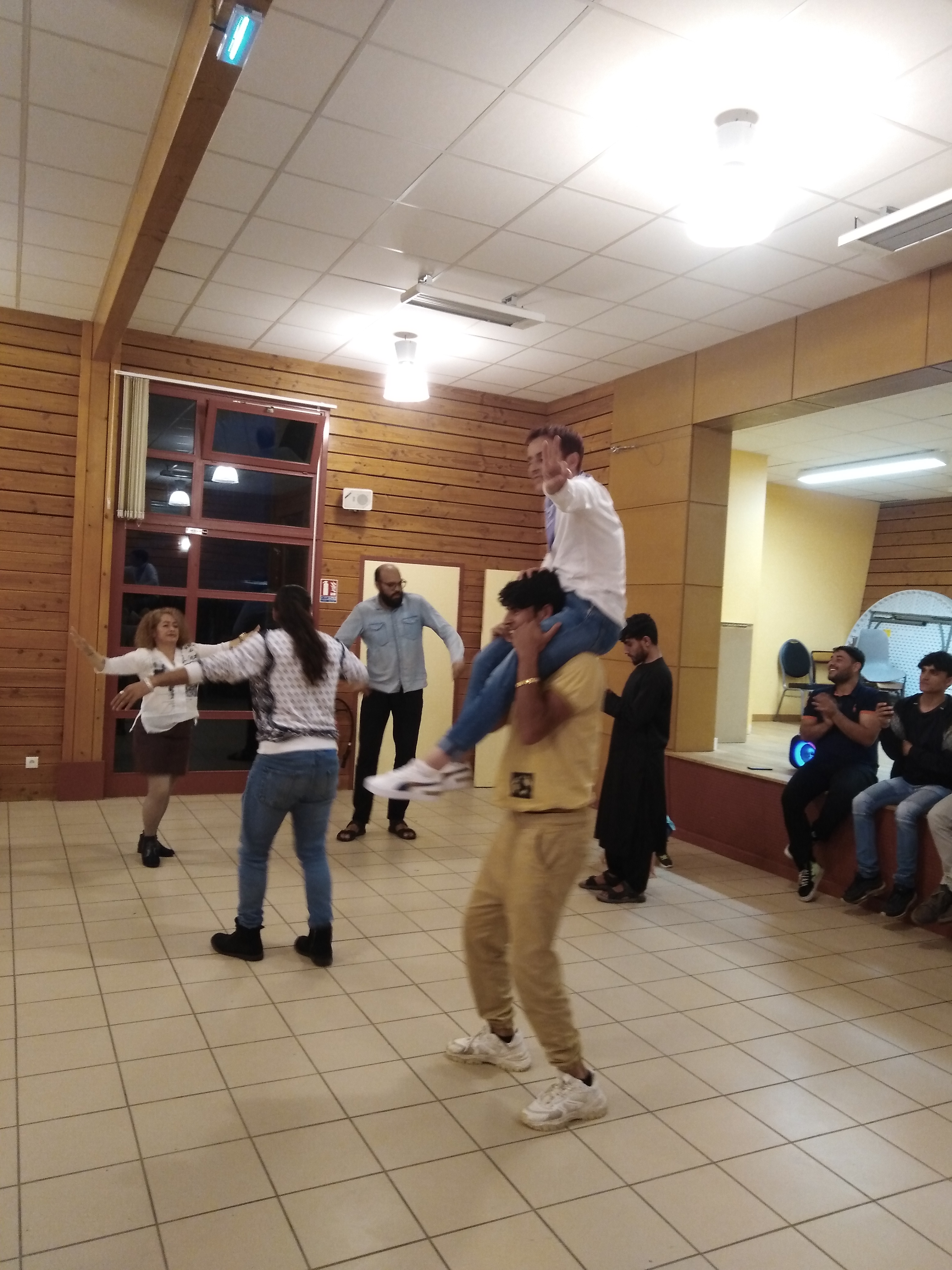 Agnès danse avec Hashmat