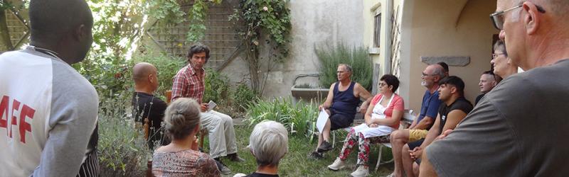 Réunion dans le jardin